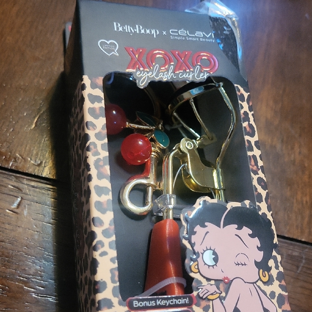 Celavi Glamorous Gold and Red Eyelash Curler